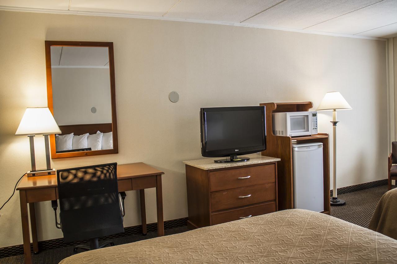 Baymont By Wyndham Youngstown Exterior photo
